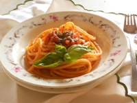 Bucatini con basilico e salsiccia piccante