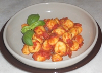 Gnocchi con salsa di pachino peperoni e basil