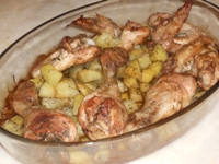 Pollo con patate al sale nero ed erbe aromati