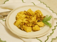 Bocconcini di pollo alla curcuma con pinoli