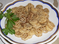 Ruote alla crema di funghi olive nere  e noci