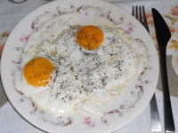 Uova al piatto con semi di papavero e sale ne