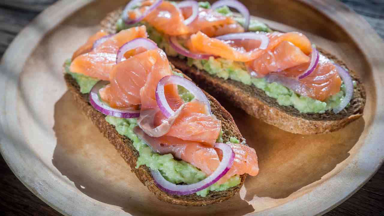 ricetta bruschetta avocado e salmone