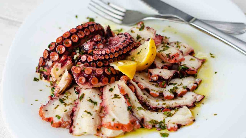 Carpaccio di polpo in bottiglia, la tecnica più bizzarra
