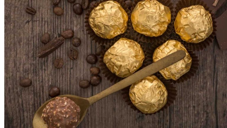 Ferrero Rocher, storia e origini del cioccolatino più famoso: nessuno ...