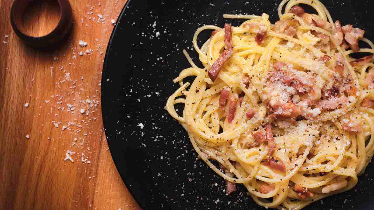 Spaghetti alla carbonara su piatto nero