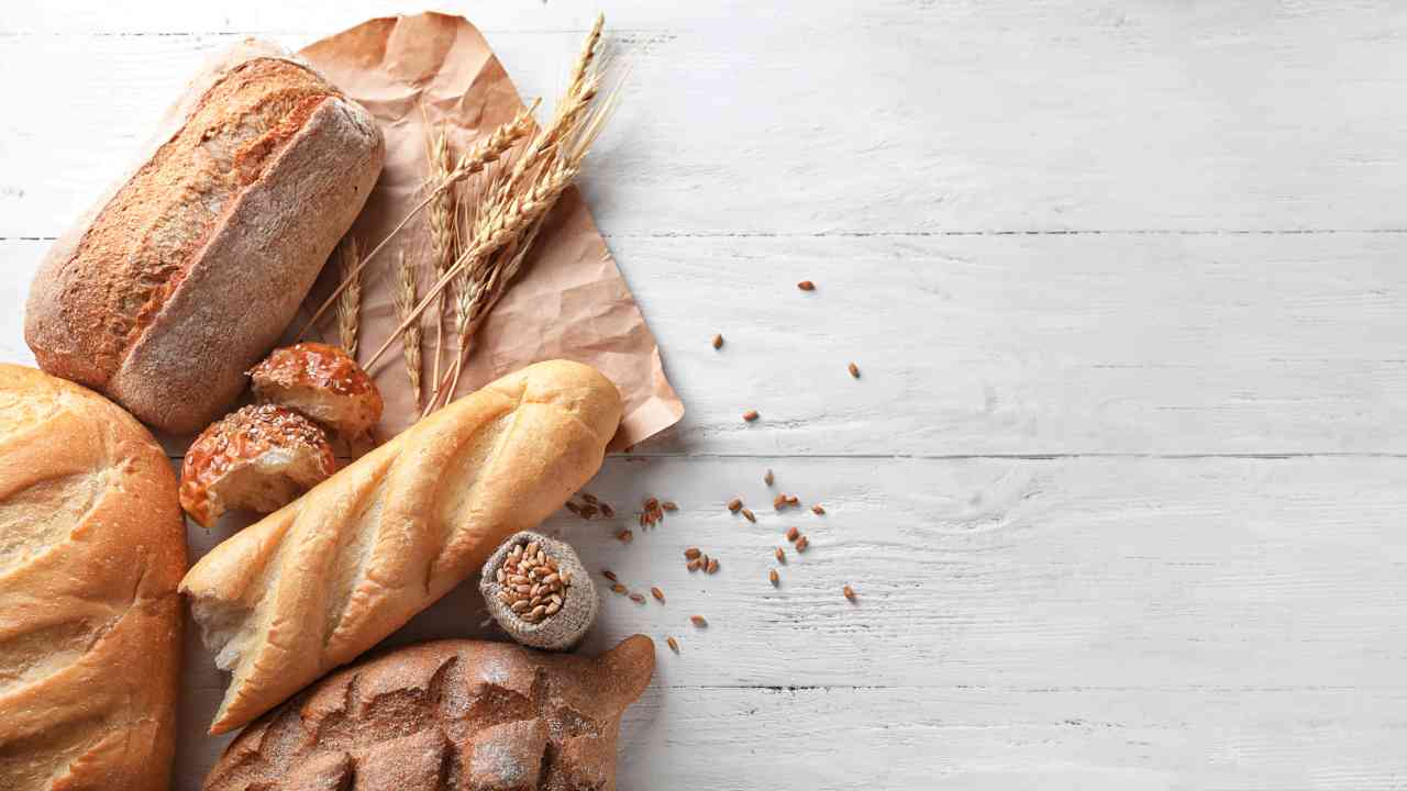 Un po' di pane su un tavolo