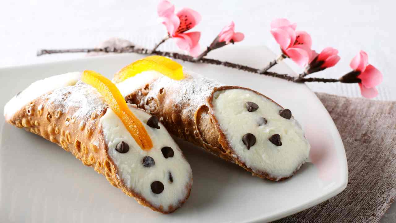 Due cannoli su piatto