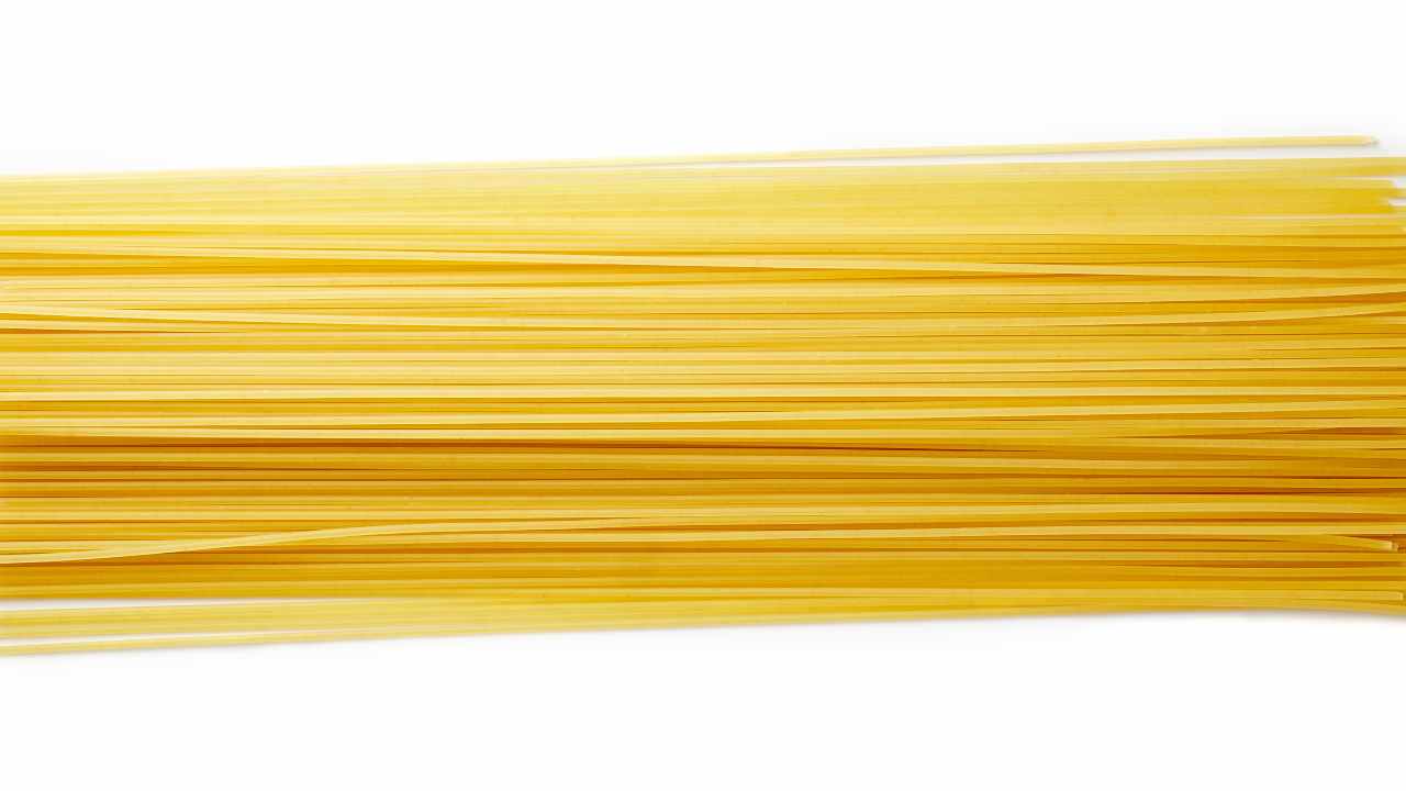 Spaghetti su piano bianco