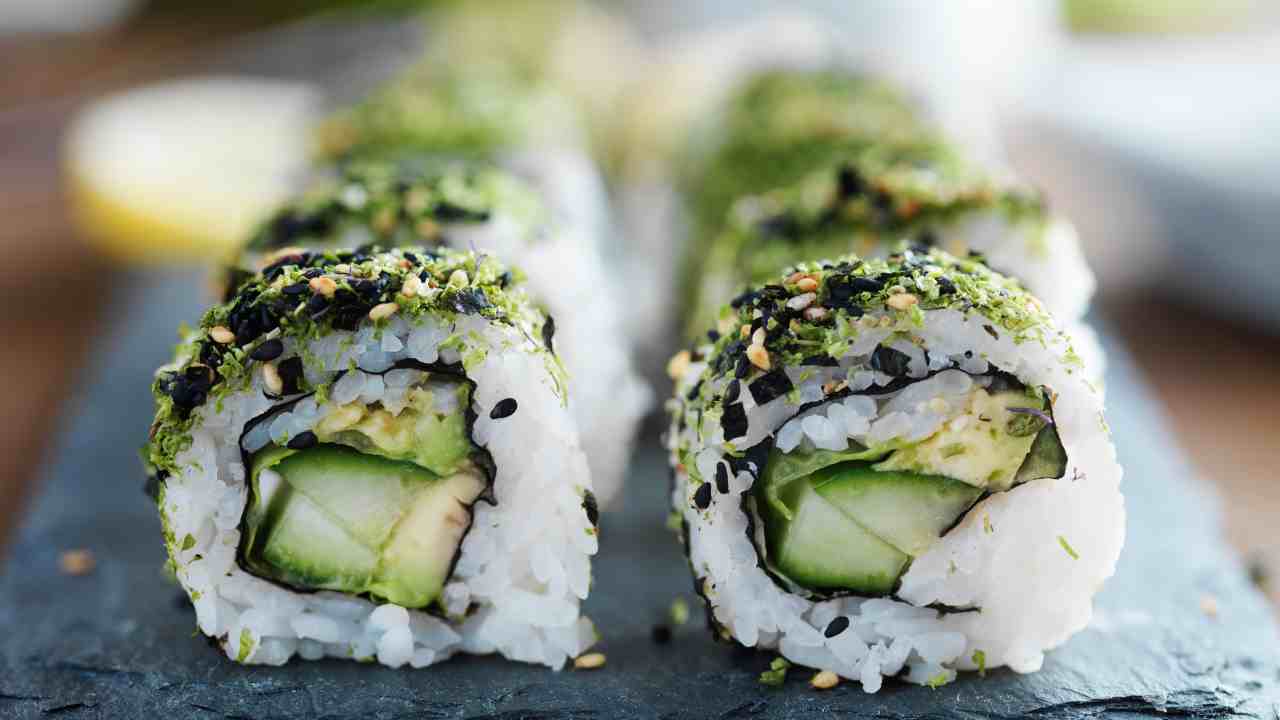 Vari tipi di sushi con avocado e cetrioli