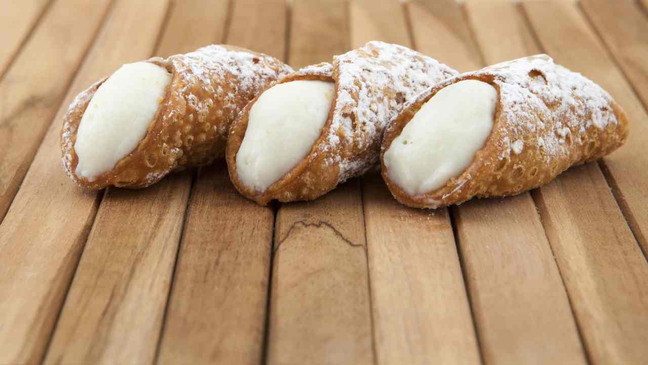 Cannoli su tavolo di legno