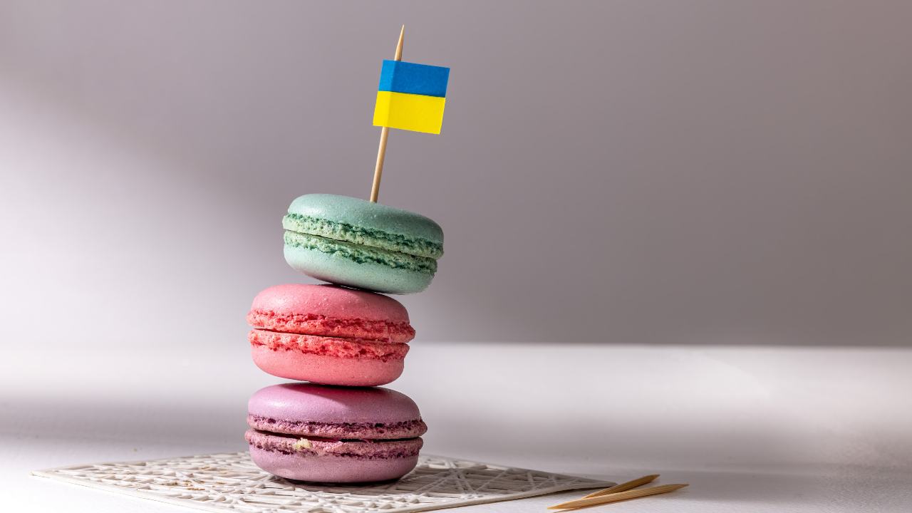 Un po' di macaron con bandierina ucraina