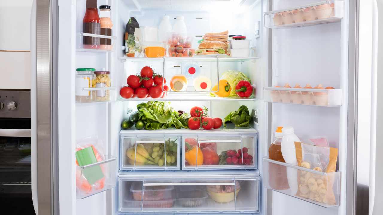 Un frigo con tanti alimenti 