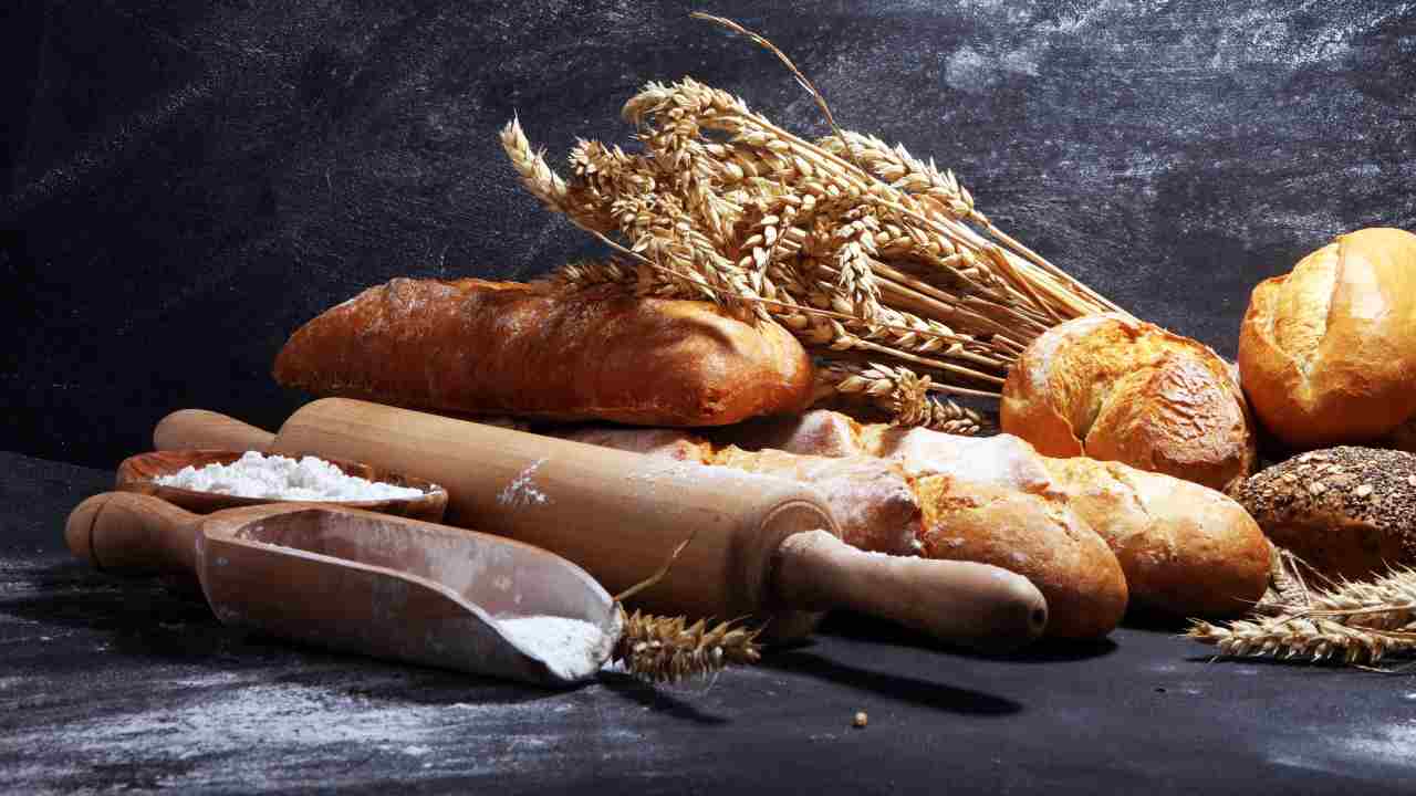 Un assortimento di materie per la preparazione del pane