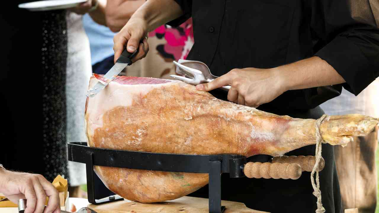 Un prosciutto tagliato a mano