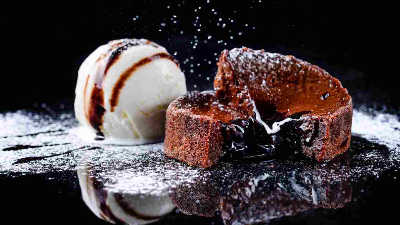 Torta al cioccolato e una palla di gelato