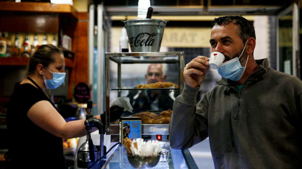 Un bar con cliente mentre beve caffè