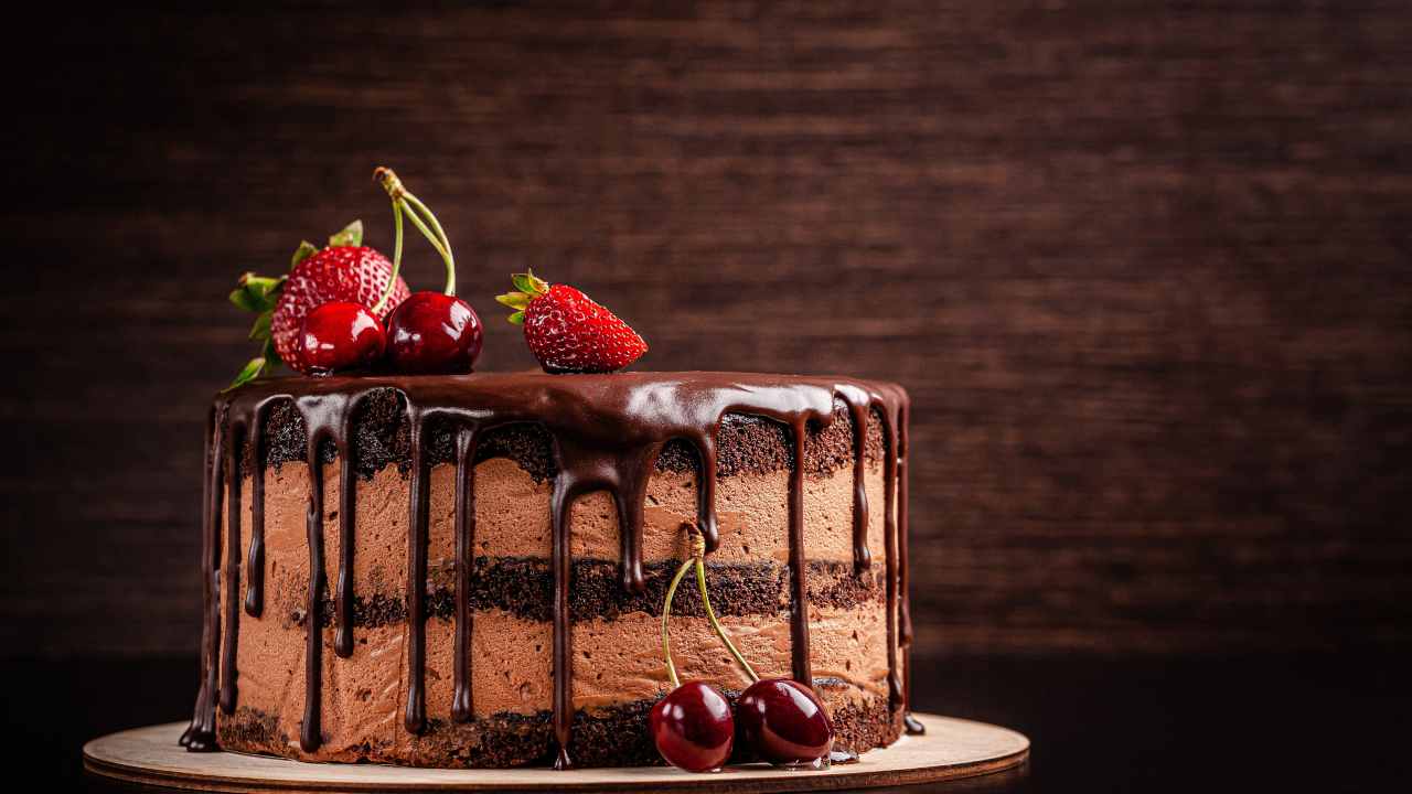 Una torta al cioccolato con fragole e ciliege