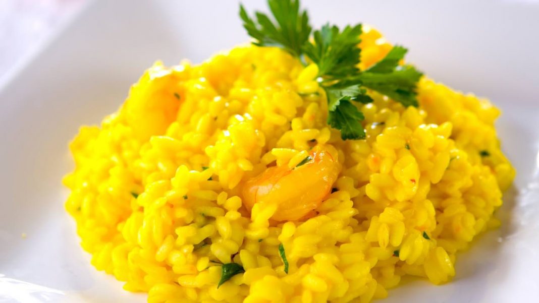 Festeggia l'8 Marzo con il risotto della donna; gamberi, lime e zafferano