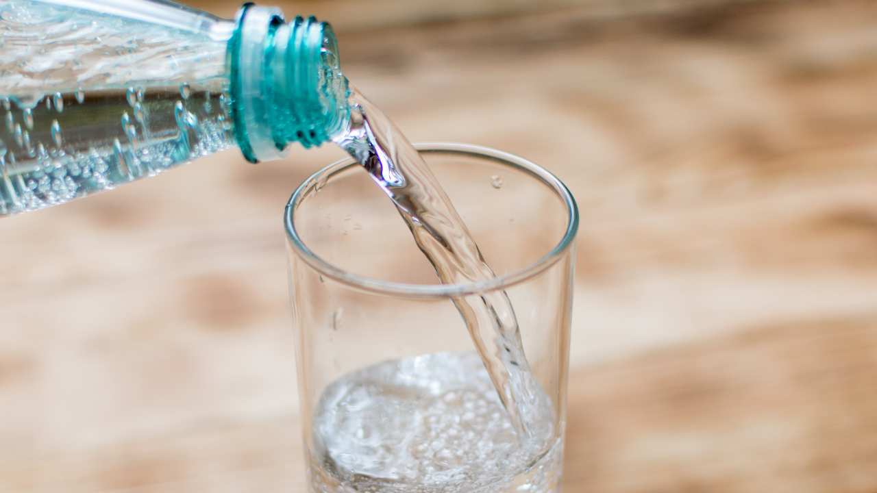 Acqua gassata in bottiglia