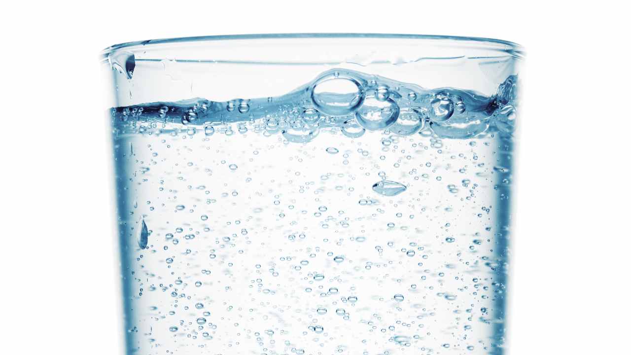 Acqua gassata dentro un bicchiere in vetro