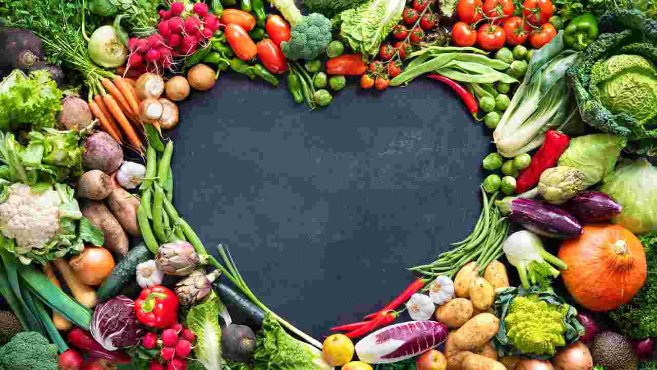 Frutta e verdura formano cuore