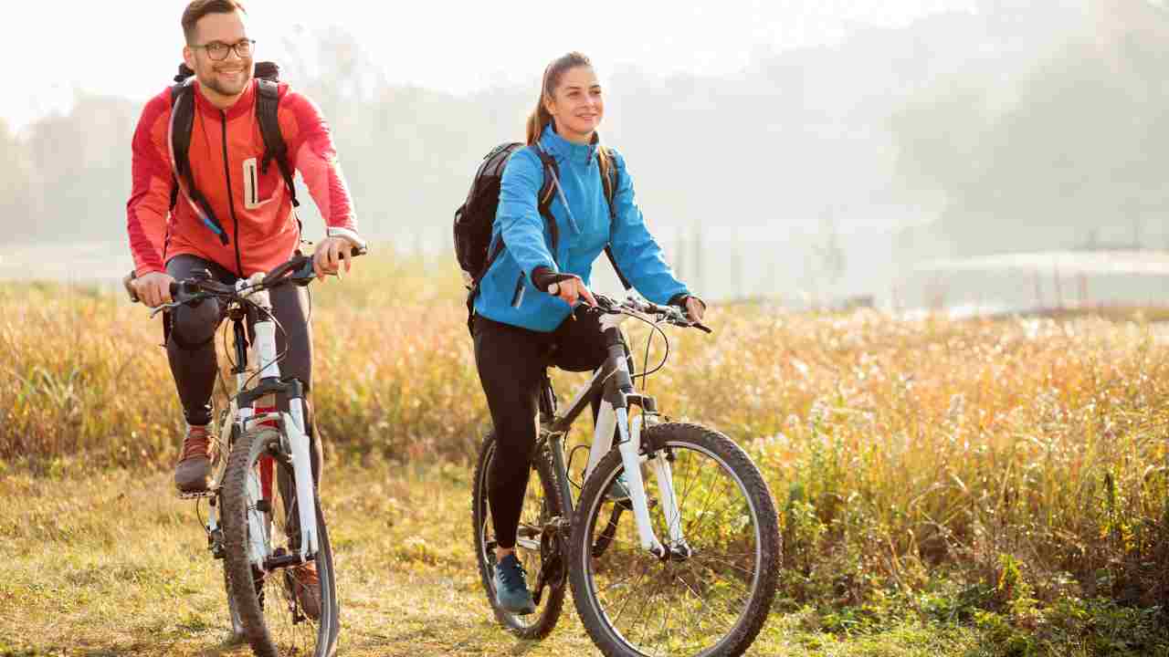 Due ragazzi su una bici