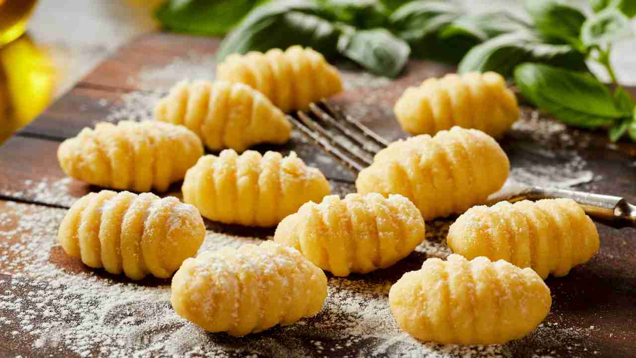 Gnocchi poggiati su un tavolo di legno