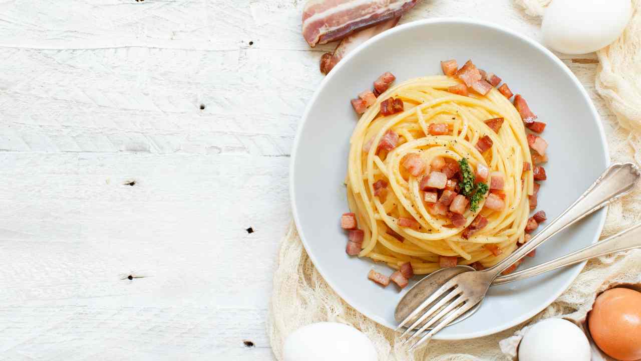 Spaghetti alla carbonara su piatto bianco
