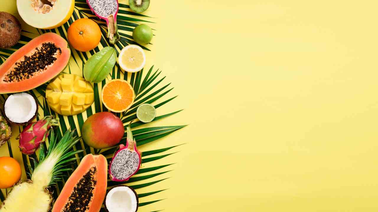 Frutta esotica su palme