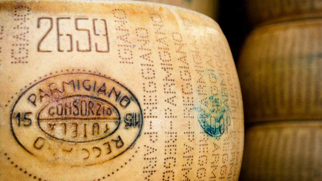 Forma intera di Parmigiano Reggiano