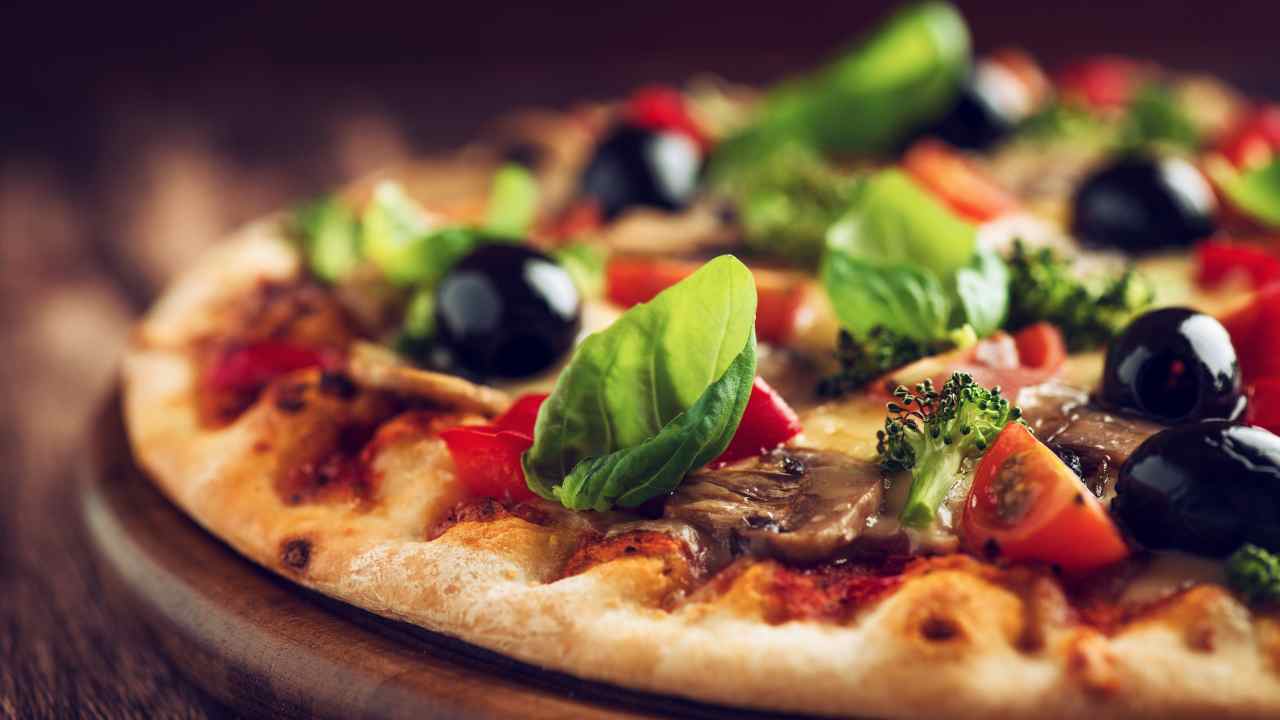 Pizza con pomodoro e olive