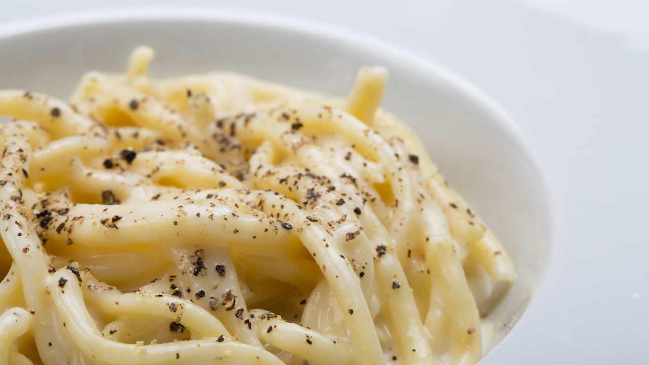 Cacio e pepe fatta con bucatini