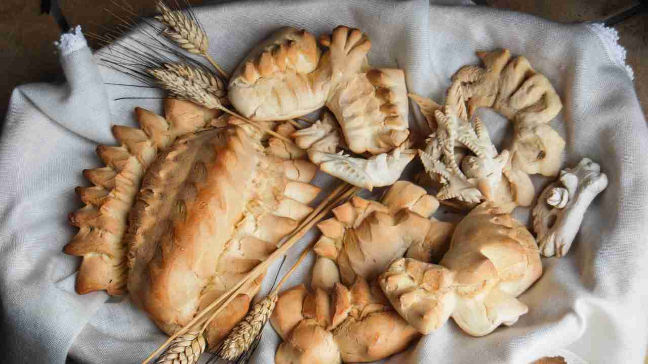 Pane coccoi su tavolo