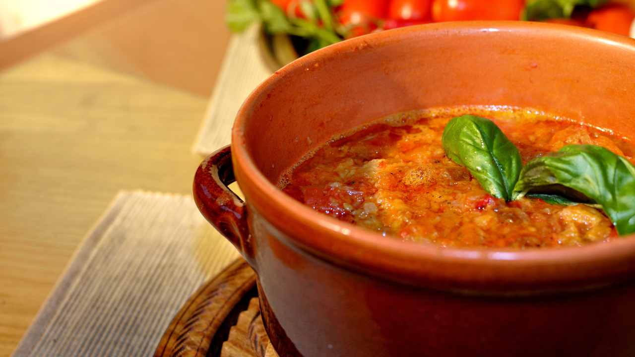 Pappa pomodoro in contenitore di coccio