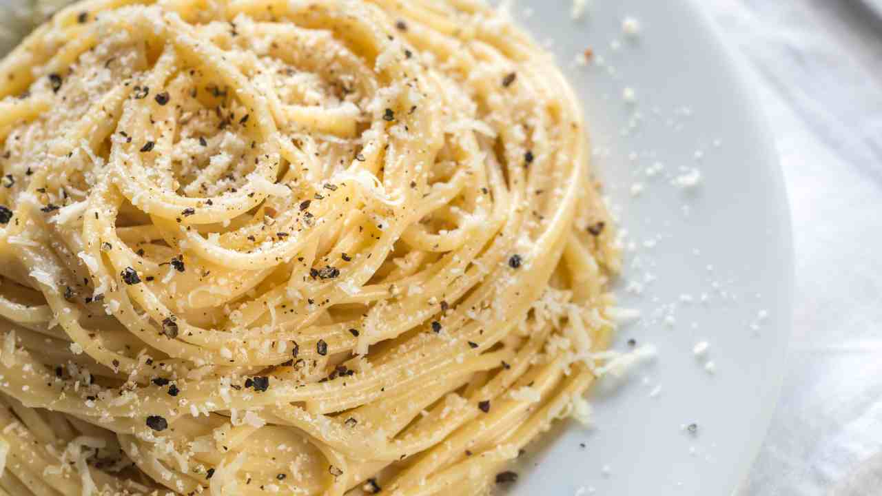 Cacio e pepe su piatto in coccio