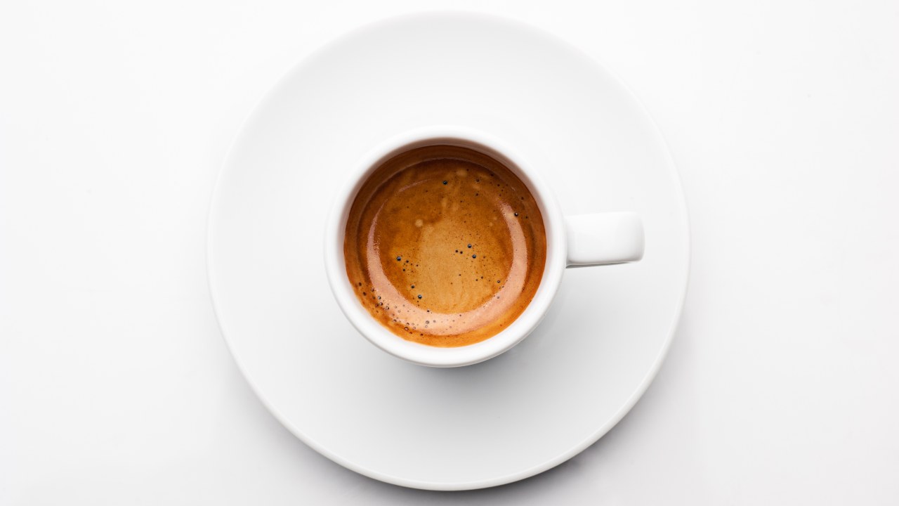 Caffè versato in una tazza