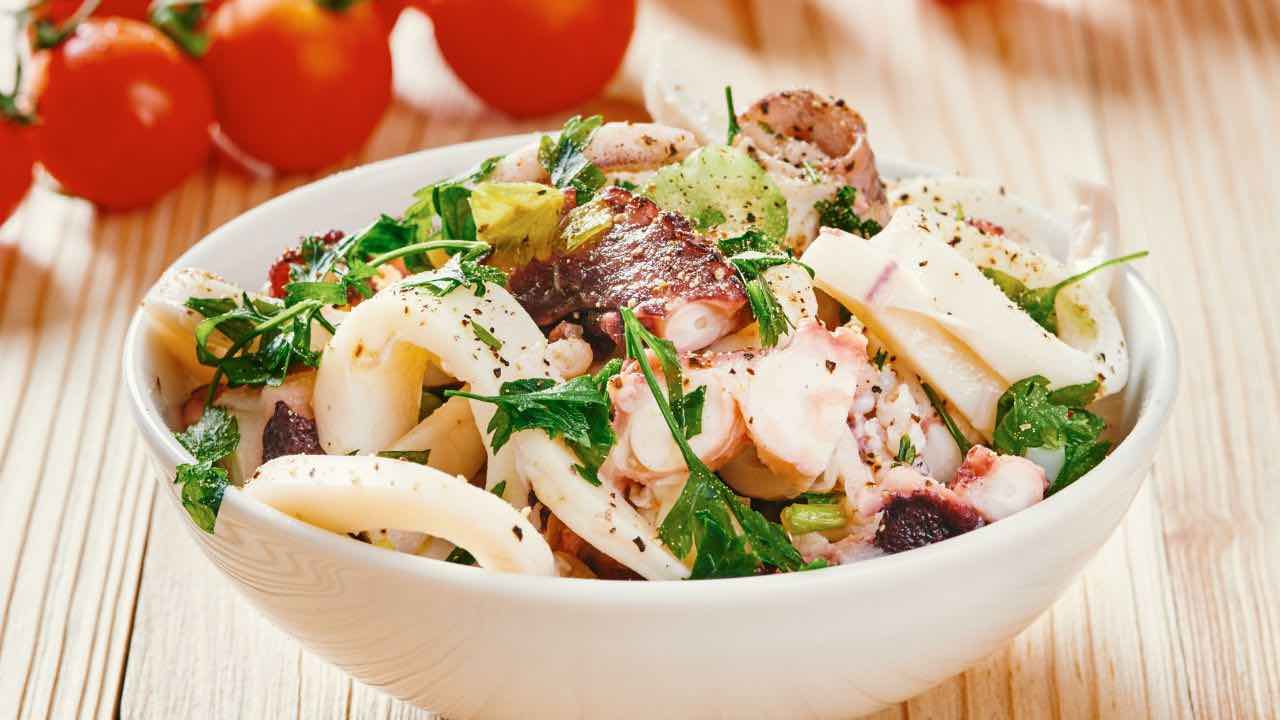 Insalata di mare con polpo, seppie, calamari e melone bianco.