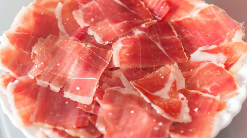 Allarme prosciutto crudo, cosa sono quei puntini bianchi?