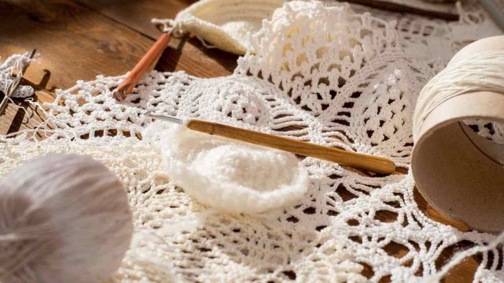Come usare il vecchio centrino della nonna: l'idea è geniale