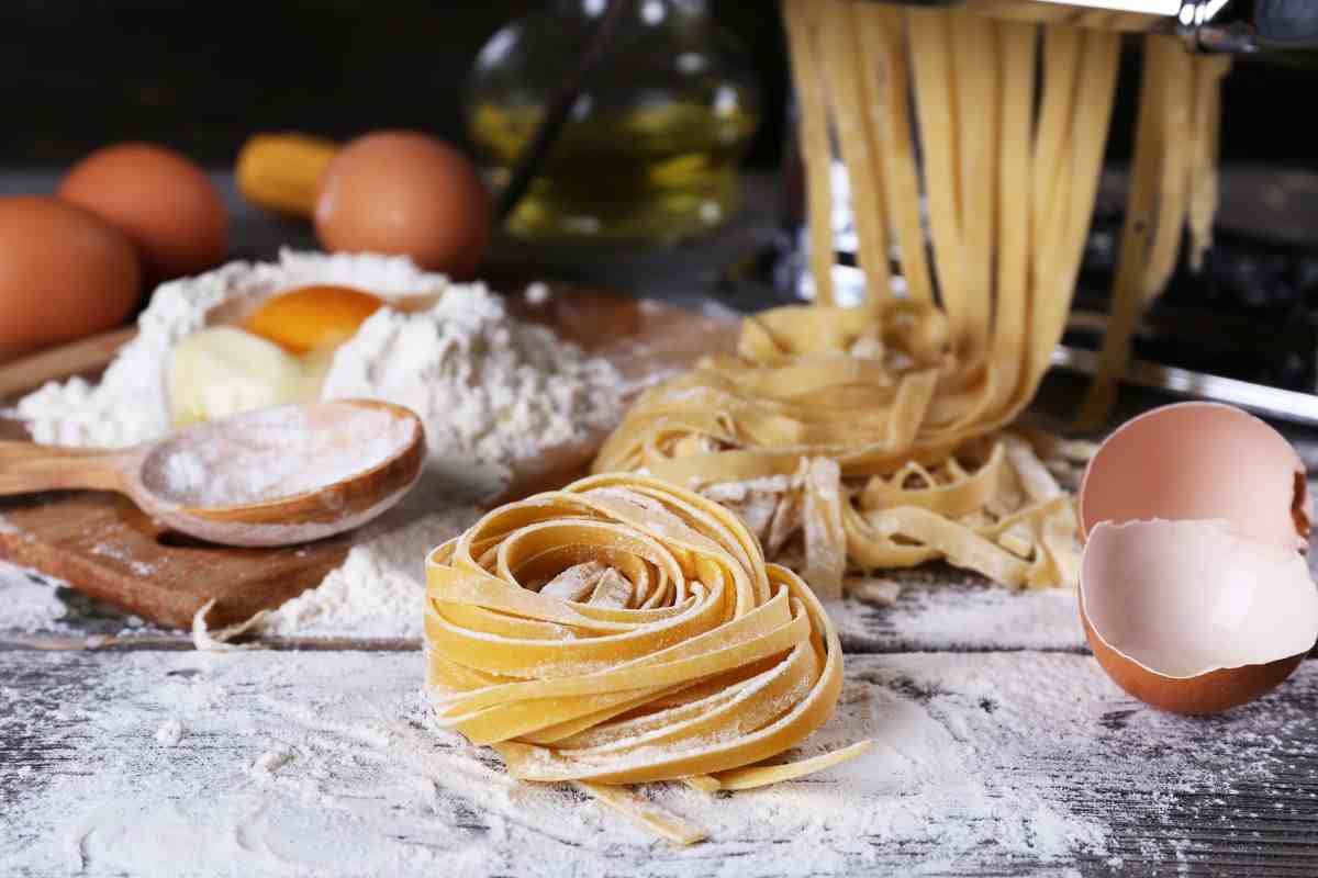 ricetta, tagliatelle con pomodorini e burrata