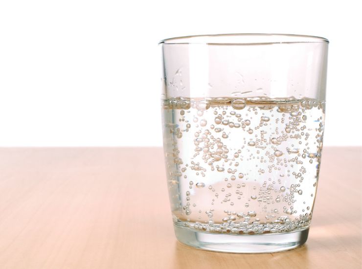 bere acqua gasata fa male