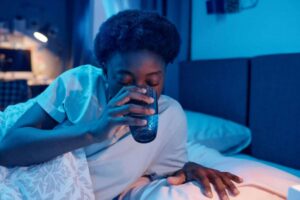 bere acqua prima di dormire