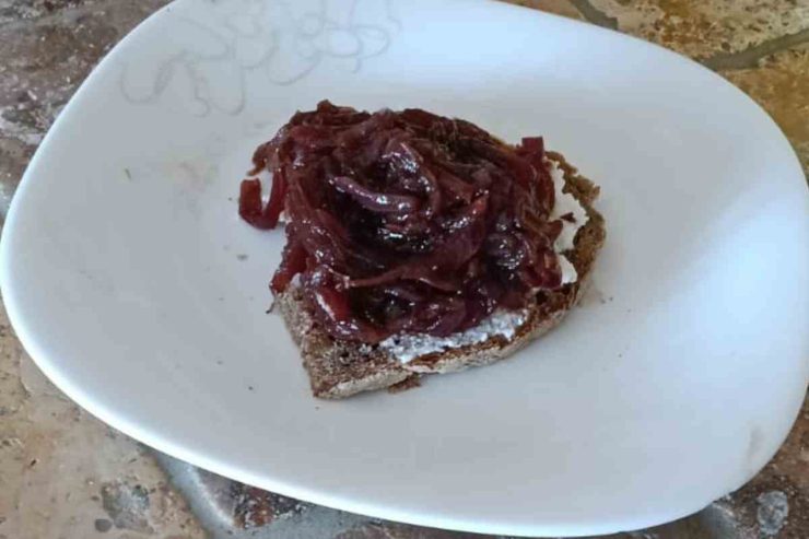 Bruschetta con cipolla caramellata