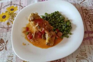 Pollo con piselli