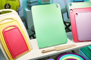 Vari taglieri di plastica diversi per forma, colore e dimensioni