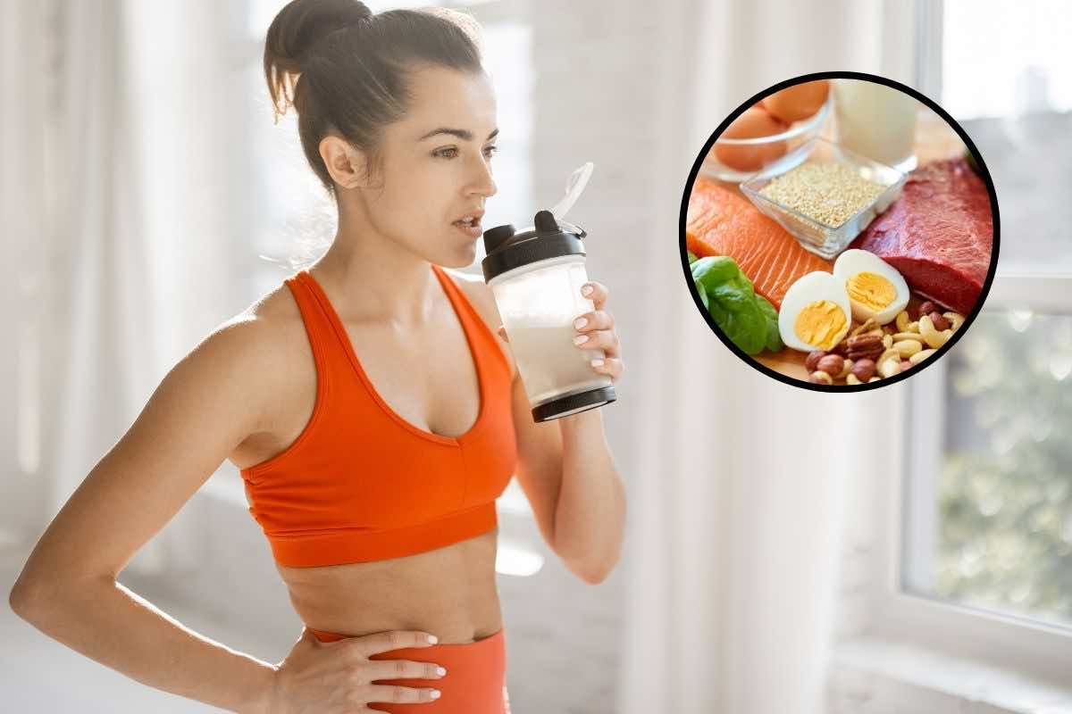 Donna con frullato proteico e alimenti