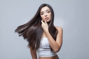 ragazza con capelli lisci e splendenti