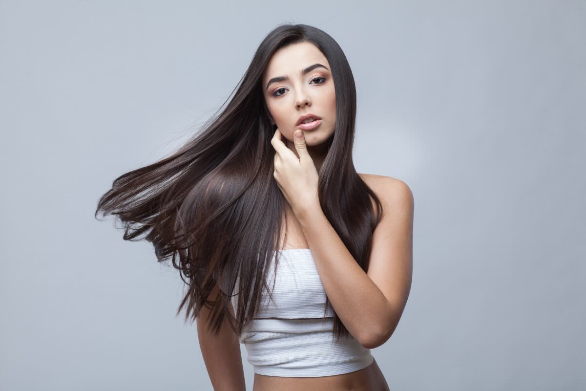 ragazza con capelli lisci e splendenti