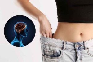 Punto vita di una donna e cervello